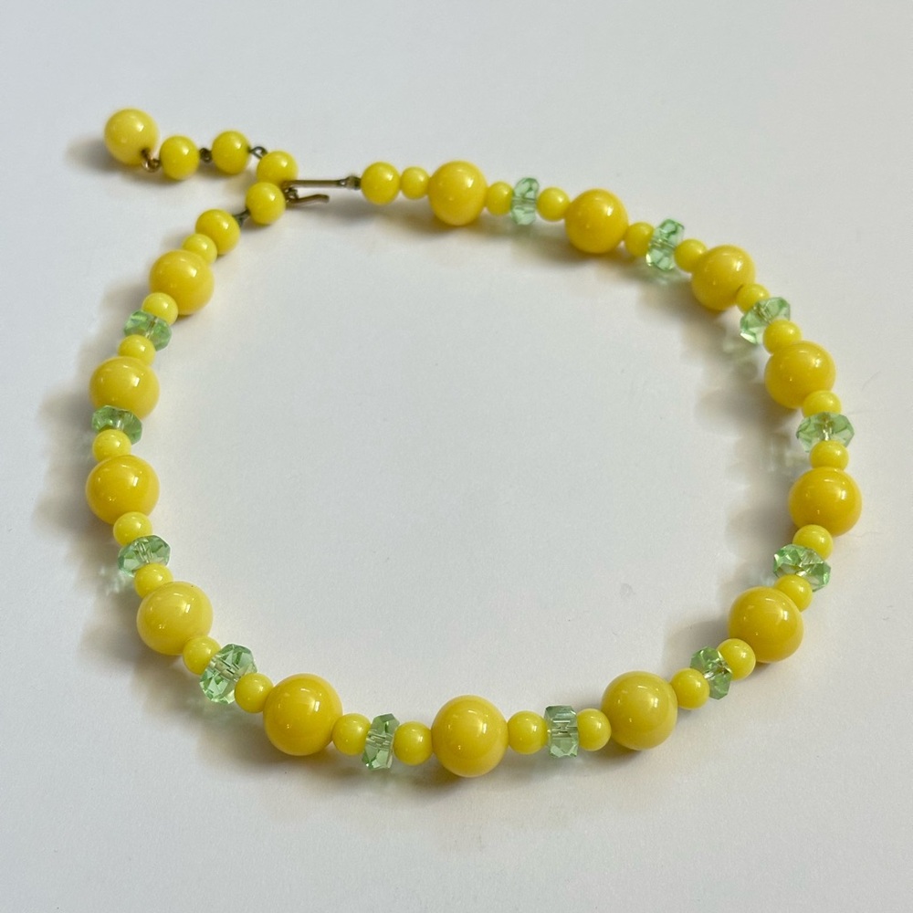 Casual Kidcore Vintage 40s Glass Yellow & Green Beaded Choker Necklace